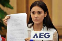 张馨予澄清坐台传闻 现场签署起诉状