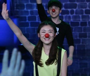 阳光男孩编排小品追女孩