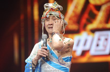 72岁老人现场大跳肚皮舞