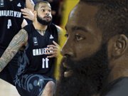 篮球赛场上演搞笑一幕