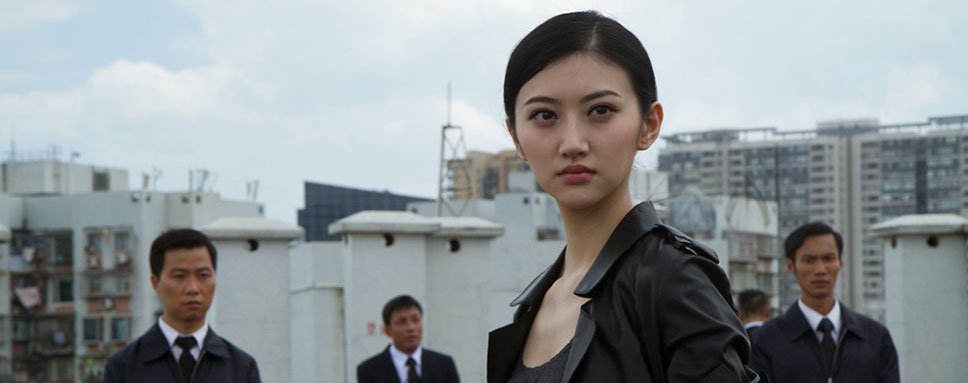 千面“赌女郎”景甜黑衣黑裤雷厉风行
