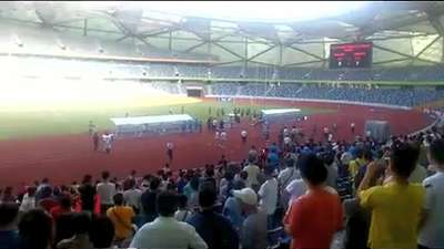 奇葩!中乙球员围攻裁判 比赛66分钟提前结束