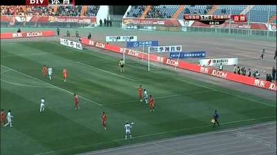 鲁能开角球混战中球进 裁判判罚犯规在先