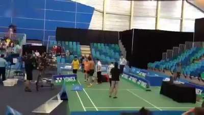 羽毛球赛场演闹剧 昔日搭档反目大打出手-乐视