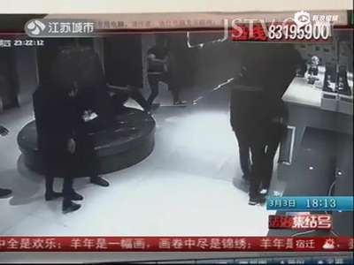[视频]监控：男子KTV持刀砍伤7人 提刀冲向民警被击毙