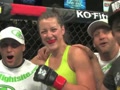 [视频]女子MMA五秒KO 对手当时就给跪了
