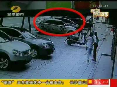衡阳：白色越野车连撞三车 撞倒绿化树砸伤一人