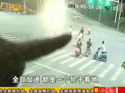 怀化：十余台无牌摩托 街头飙车“玩特技”
