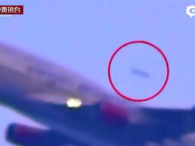 [视频]实拍纽约机场疑现UFO 高速超过起飞客机