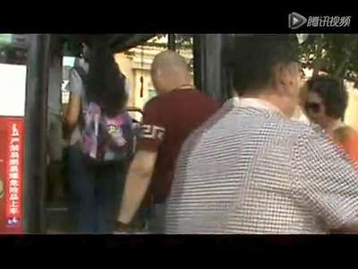 [视频]郑州“眼镜男”公交上连续猥亵4女孩 无人吭声