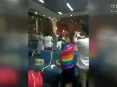 [视频]中国游客疑飞机延误大闹曼谷机场 现场高唱国歌