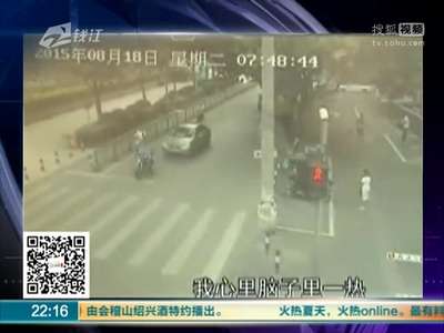 [视频]碰瓷新招 割破手指谎称遭狗咬