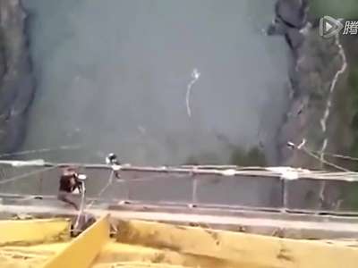 [视频]实拍蹦极吊绳断裂瞬间 咔啪一声吓哭围观群众