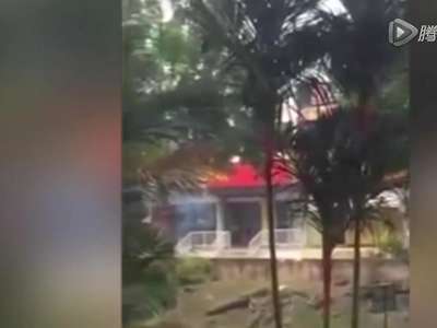 [视频]实拍马来西亚劫匪用炸弹炸开提款机盗走现金