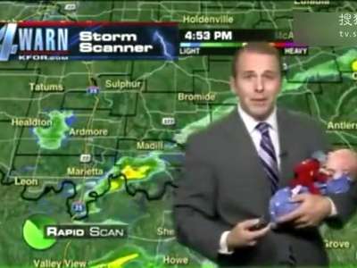 [视频]美国男主播抱刚出生的儿子出镜报天气