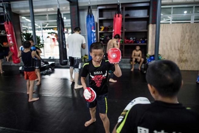 格斗孤儿事件两度反转: 先是法治人性胜利, 后是