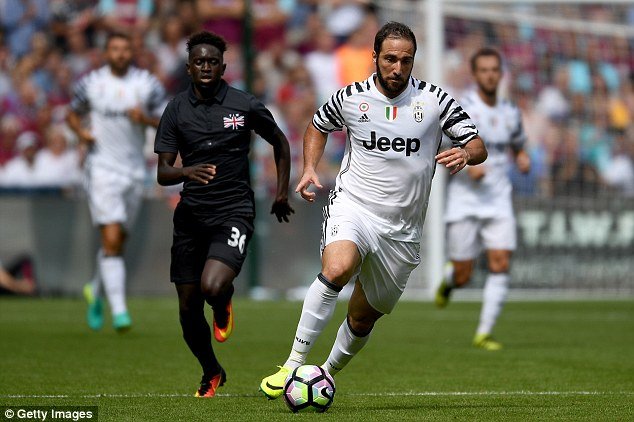 伊瓜因尤文首秀肚子成亮点 球迷:他真的那么胖