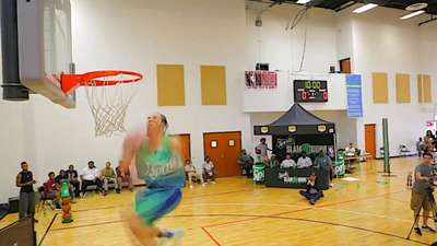 逆天了!弹跳狂人原地起跳360度转体双手暴扣