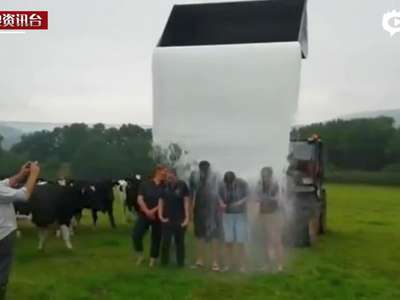 [视频]英国农民发起“奶桶挑战” 装载机装奶浇下