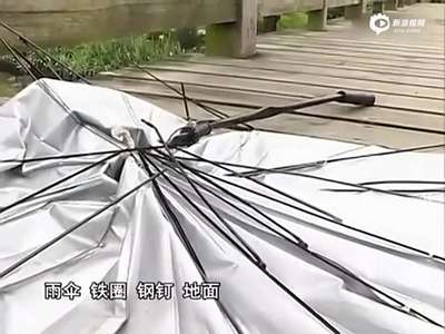 [视频]女子雨天打伞遭雷击中胸部 文胸钢圈疑成导电体