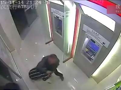 [视频]淡定哥取钱被劫 打倒劫匪淡定打印凭条