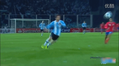 丢单刀,打飞机,队友踢成这样梅西也带不动呀!