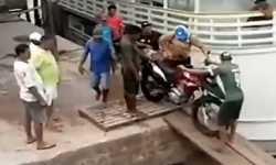 摩托车过这种独木桥的杯具