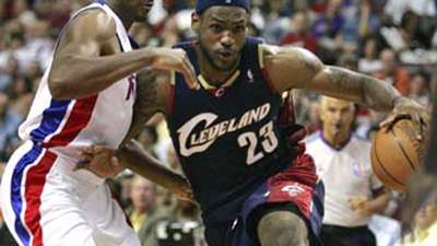 连得25分接管比赛!07年东决G5詹姆斯vs活塞4