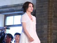 刘晓庆白裙显优雅