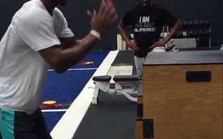 这是有病吗? <em>美女</em>篮球场<em>扒男人短裤</em>合辑