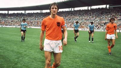 向荷兰足球传奇致敬!克鲁伊夫球员时代的逆天