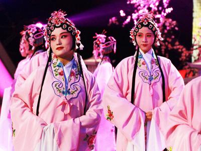 青衣女子现场卸妆露真容