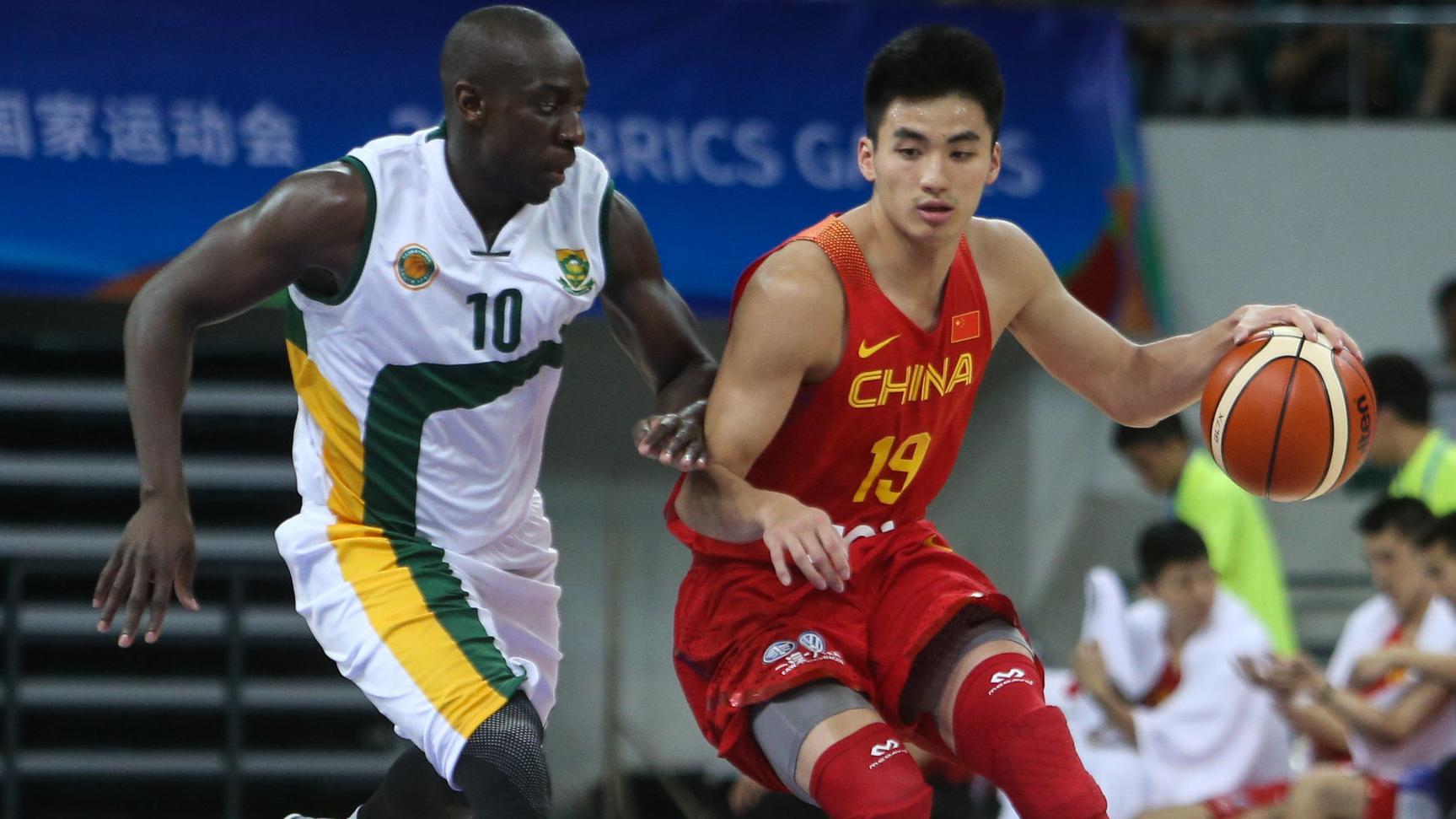 许晋哲谈两岸球员不同:CBA球员不动脑 体院有弊端