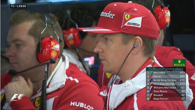 宝刀不老无影腿 大妈公园锻炼健身器材上高难度劈叉