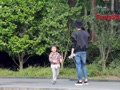 [视频]孙俪带儿子逛公园尽显母爱 举手机拍不停