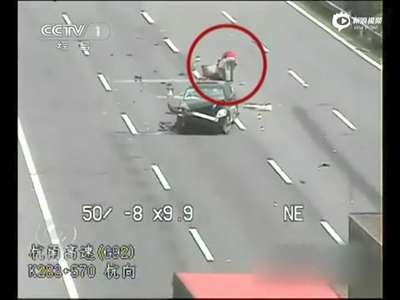 [视频]监拍司机车祸后不摆放警示标 再酿惨烈二次事故