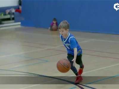 [视频]5岁小孩感人篮球故事 右手残疾仍能熟练运球