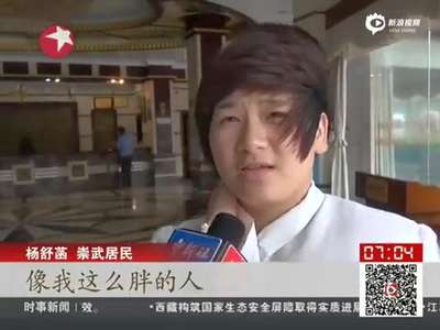 [视频]实拍台风登陆福建 女孩:我这么胖都要被风吹倒