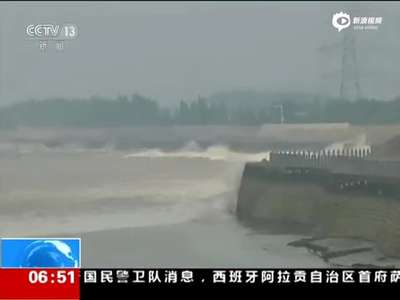 [视频]实拍钱塘江罕见交叉潮 潮头拍岸声如万马奔腾