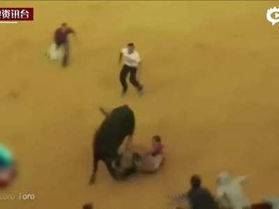 [视频]斗牛士被愤怒公牛撕碎裤子 光腚仓皇逃窜
