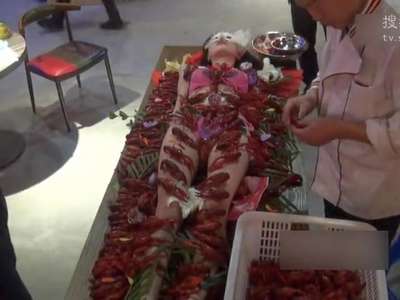 [视频]沈阳一虾馆推出人体盛宴 比基尼女郎身上摆满小龙虾（图）