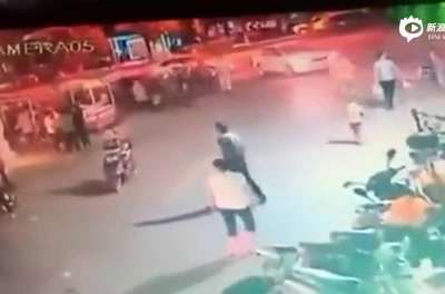 [视频]实拍几十人街头持刀棒混战 场面堪比黑帮大片
