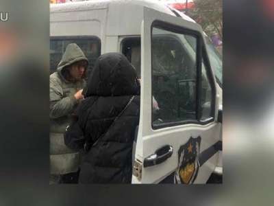 [视频]流浪老人北京街头吃雪 好心路人买饭送衣