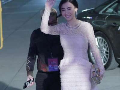 [视频]张柏芝蕾丝裙现身 大方挥手展招牌微笑