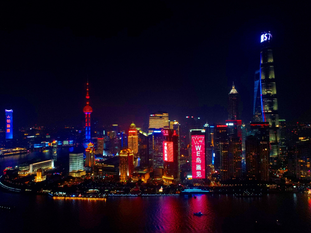 承包整个外滩 上海四地标变色助威LPL!