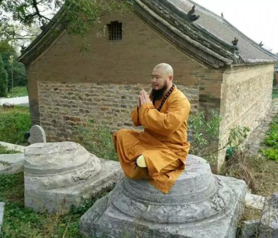 他和王洪祥都是武林风元老,如今月收入轻松上