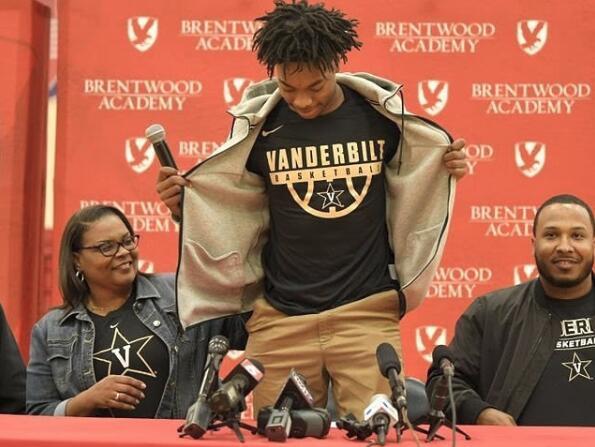 NBA18年选秀热门: 天才控卫比赛中晃飞对手, 