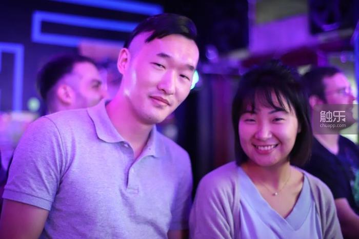 在北京的酒吧里,几十个外国人的《大乱斗》比