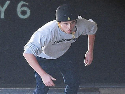 真会玩！小贝儿子玩滑板竟让老爹当障碍物