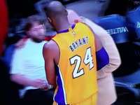 铁血！科比手指脱臼让训练师掰正继续上场